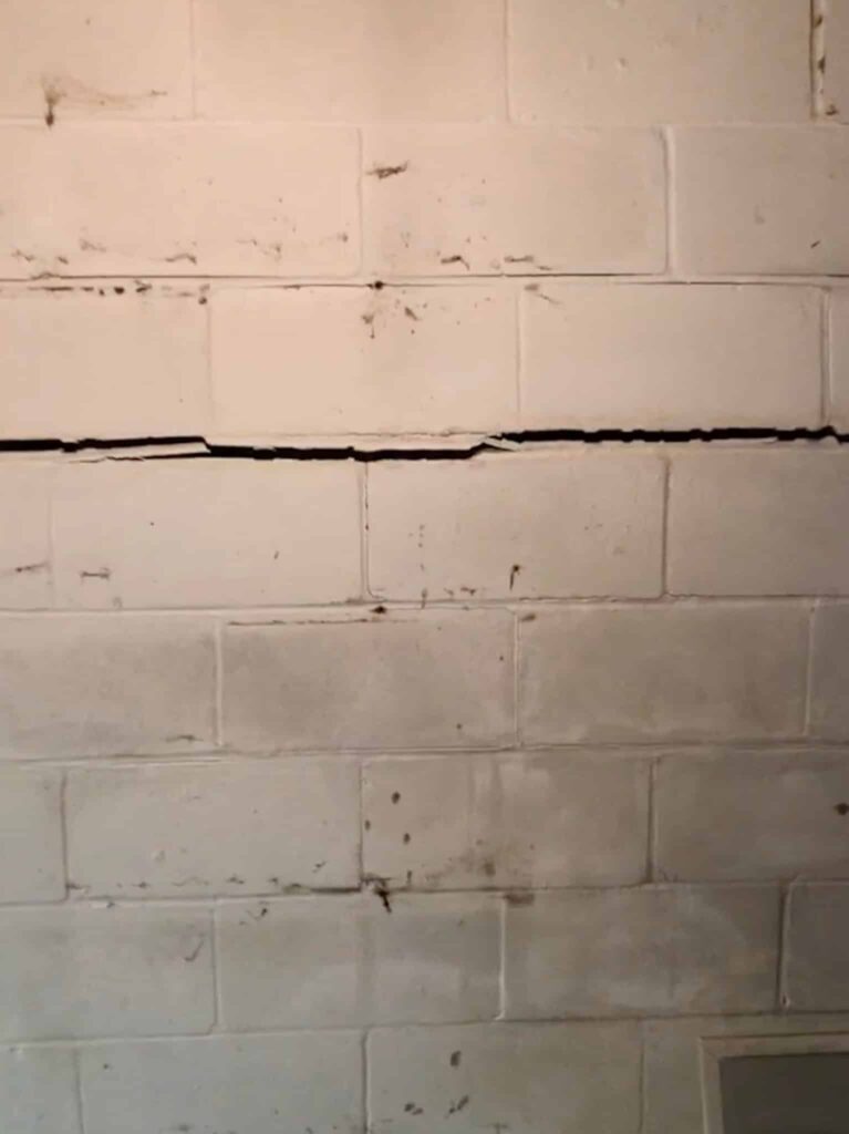 horizontal crack on wall foundation
